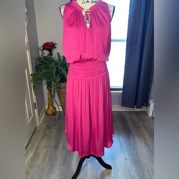 White House Black Market Dresses & Skirts - WHBM- Gorgeous Pink Dress V neck Sleeveless absolutely Lovely! 💕